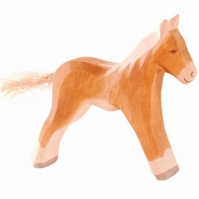 Figura de cavalo em madeira castanho com cauda de fios.