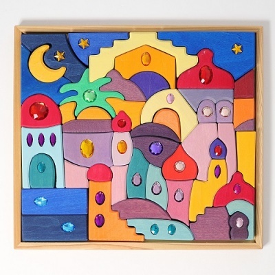 Puzzle infantil em madeira colorida com peças translúcidas e cena de vila