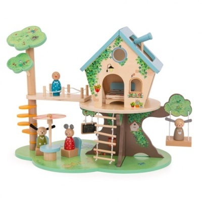 Casa de madeira em forma de árvore com figuras humanas e acessórios para brincar