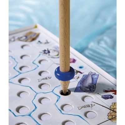 Tabuleiro de jogo branco com buracos e lápis de madeira com anel azul