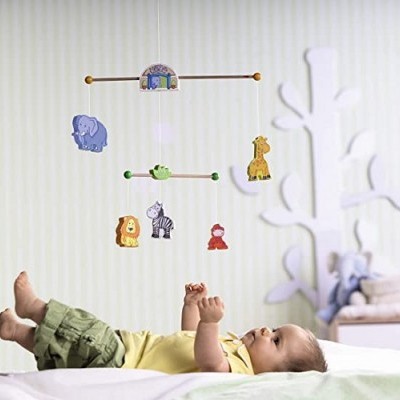 Móvel de bebé com figuras de animais coloridas pendurado no teto