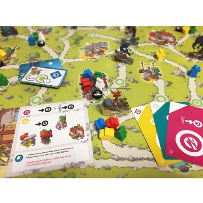 Jogo de tabuleiro com cartas coloridas e peças de madeira sobre tabuleiro ilustrado