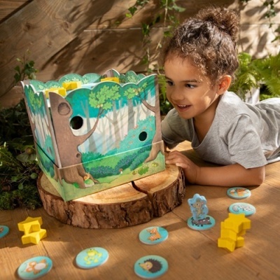 Jogo infantil com tema floresta, peças coloridas e base de madeira