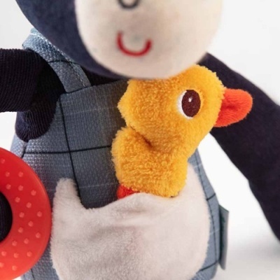 Brinquedo de pelúcia com pato amarelo no bolso do macacão cinza