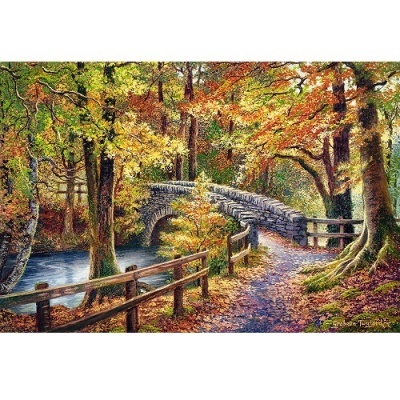 Ponte de pedra em floresta de outono com caminho e vedação de madeira