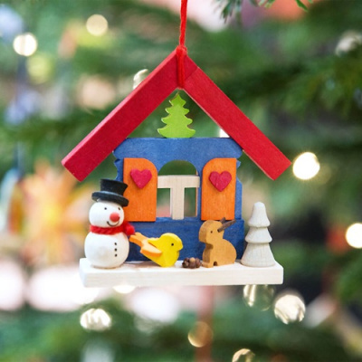 Enfeite natalício colorido pendurado numa árvore de Natal