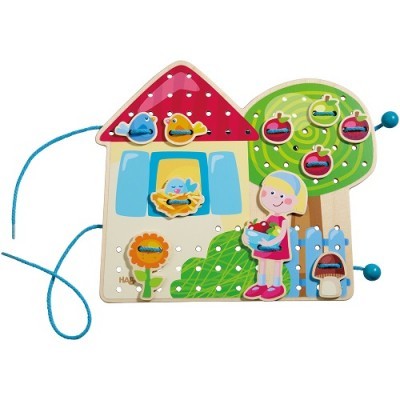 Brinquedo educativo de madeira em forma de casa com peças coloridas e cordão azul