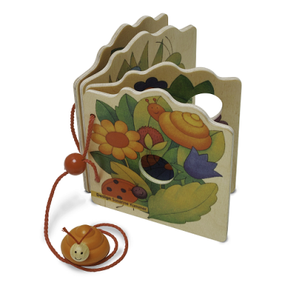 Livro de madeira infantil com ilustrações de insetos e flores e cordão de fecho
