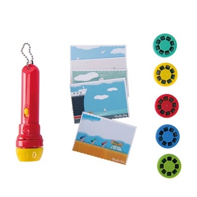 Projetor vermelho e amarelo com discos coloridos e cartões ilustrados.