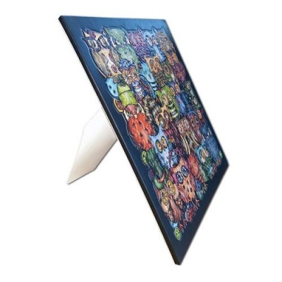 Quadro colorido com ilustrações de criaturas variadamente coloridas sobre fundo azul