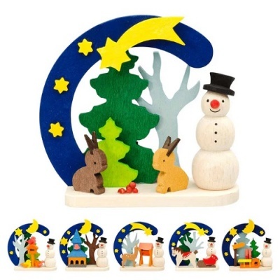 Decoração natalícia de madeira com boneco de neve, coelhos, árvores e lua amarela sobre base branca.