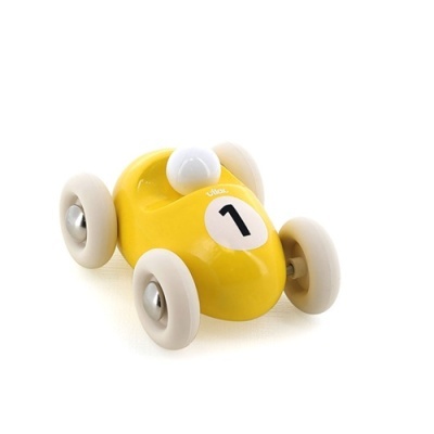 Carrinho de brinquedo amarelo com rodas brancas e número 1