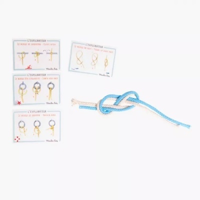 Cartões com instruções de nós e cordão azul com branco com nó simples