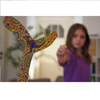 Imã bumerangue colorido com padrão abstrato em fundo interior