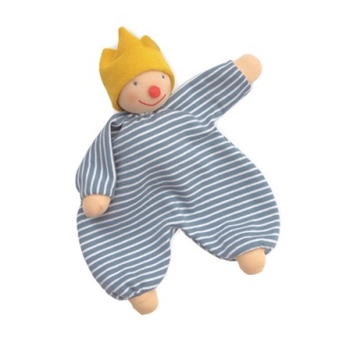 Boneco de pano azul às riscas com rosto bege e boné amarelo