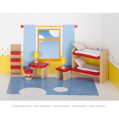 Quarto infantil em miniatura com beliche de madeira, mesas vermelhas e tapete azul.