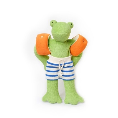 Boneco de peluche rã com braçadeiras e calções às riscas