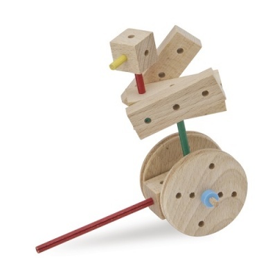 Brinquedo de madeira com rodas, blocos e hastes coloridas