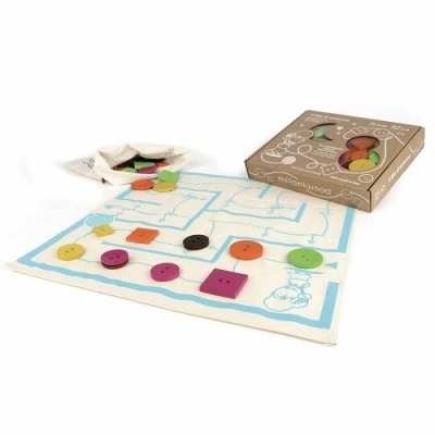 Jogo de tabuleiro em tecido com botões coloridos e embalagem de cartão reciclado