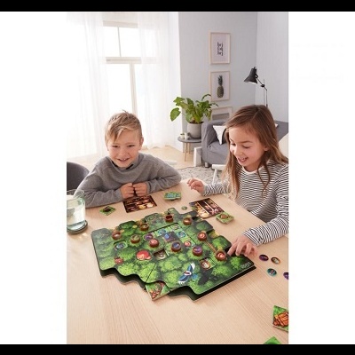 Crianças a jogar jogo de tabuleiro numa sala iluminada