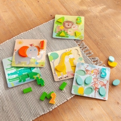 Puzzles de madeira infantis com números e animais sobre tapete bege de franjas em chão de madeira clara