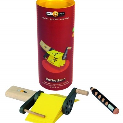 Jogo Kurbekino com suporte em madeira, manivela, folhas amarelas e lápis