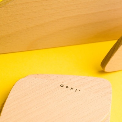Peças de madeira clara com o texto 'OPPI' numa delas