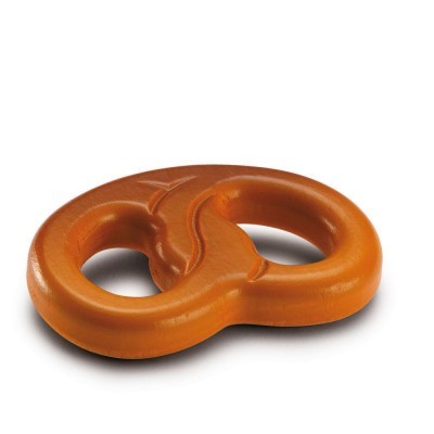 Petisco com formato de pretzel de cor castanha sobre fundo branco