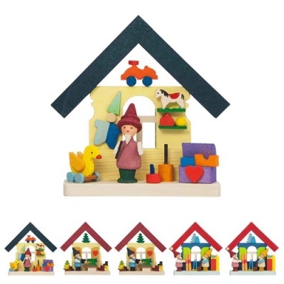 Brinquedos de madeira coloridos representando uma casinha com figuras e blocos