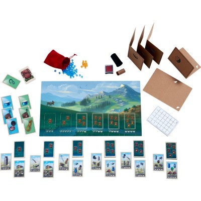 Conjunto de jogo de tabuleiro com cartas, fichas, tabuleiro e acessórios organizados sobre uma superfície branca.