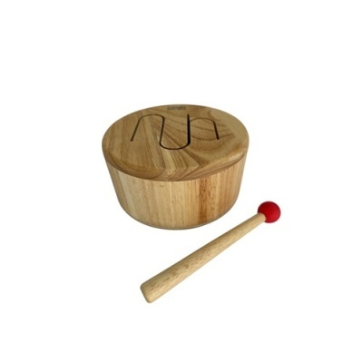 Tambor de madeira clara com a palavra RUB e baqueta com ponta vermelha