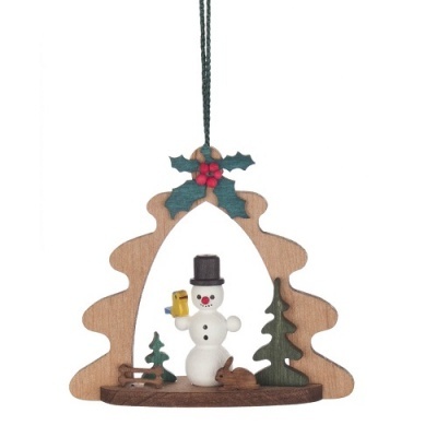 Enfeite pendente natalício com boneco de neve e árvores em madeira