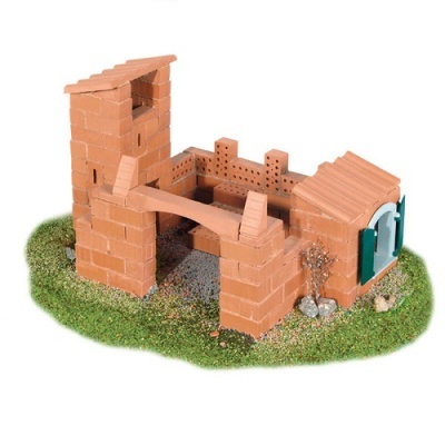 Miniatura de castelo em tijolo vermelho com base verde