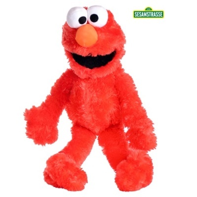 Boneco de peluche vermelho com olhos grandes e nariz laranja