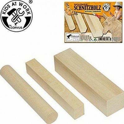 Três blocos de madeira de formatos diferentes com etiqueta de marca KIDS AT WORK by CORVUS