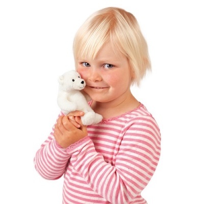 Criança segurando peluche de urso polar