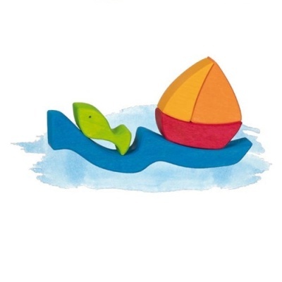 Brinquedo de madeira colorido com barco e peixe sobre fundo azul de aguarela