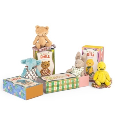 Cinco peluches infantis coloridos com caixas decorativas em fundo branco