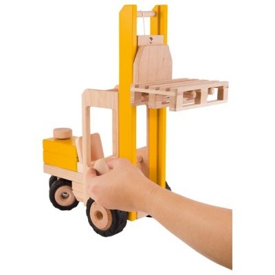 Brinquedo de empilhadeira de madeira com detalhes amarelos em fundo branco