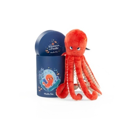 Peluche de polvo vermelho com embalagem azul decorada.