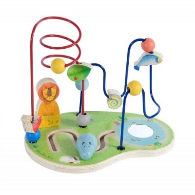 Brinquedo educativo de madeira com figuras coloridas e fios com esferas para manipular