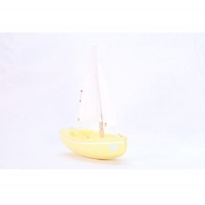 Barco de vela amarelo com vela branca em fundo branco