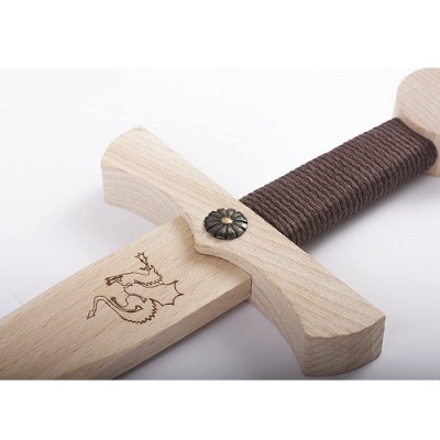 Espada de madeira clara com punho castanho e gravura de dragão