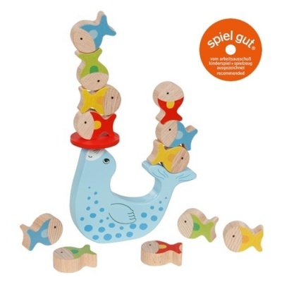Jogo de equilíbrio de madeira com foca azul e peixes coloridos