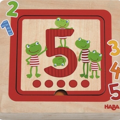 Quebra-cabeça de madeira com o número 5 e sapos verdes