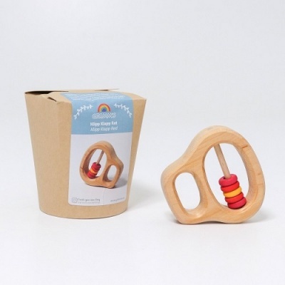 Chocalho de madeira com argolas coloridas e embalagem de cartão