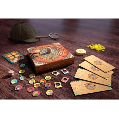 Jogo de tabuleiro com peças coloridas, cartas e acessórios sobre mesa de madeira.