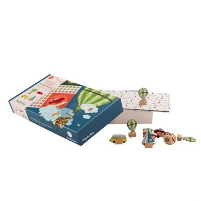 Jogo infantil de figuras de madeira com caixa colorida e temática de viagem