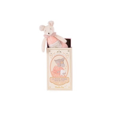 Ursinho de peluche rosa numa caixa decorativa creme com imagem de rato e texto