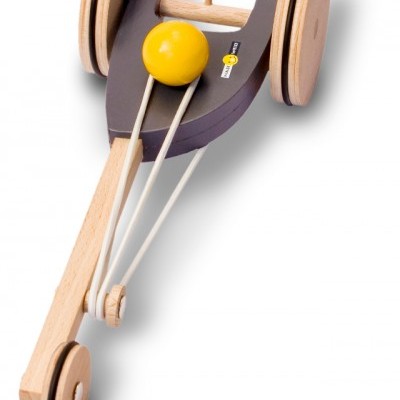 Brinquedo de madeira para puxar com rodas, bola amarela e elásticos